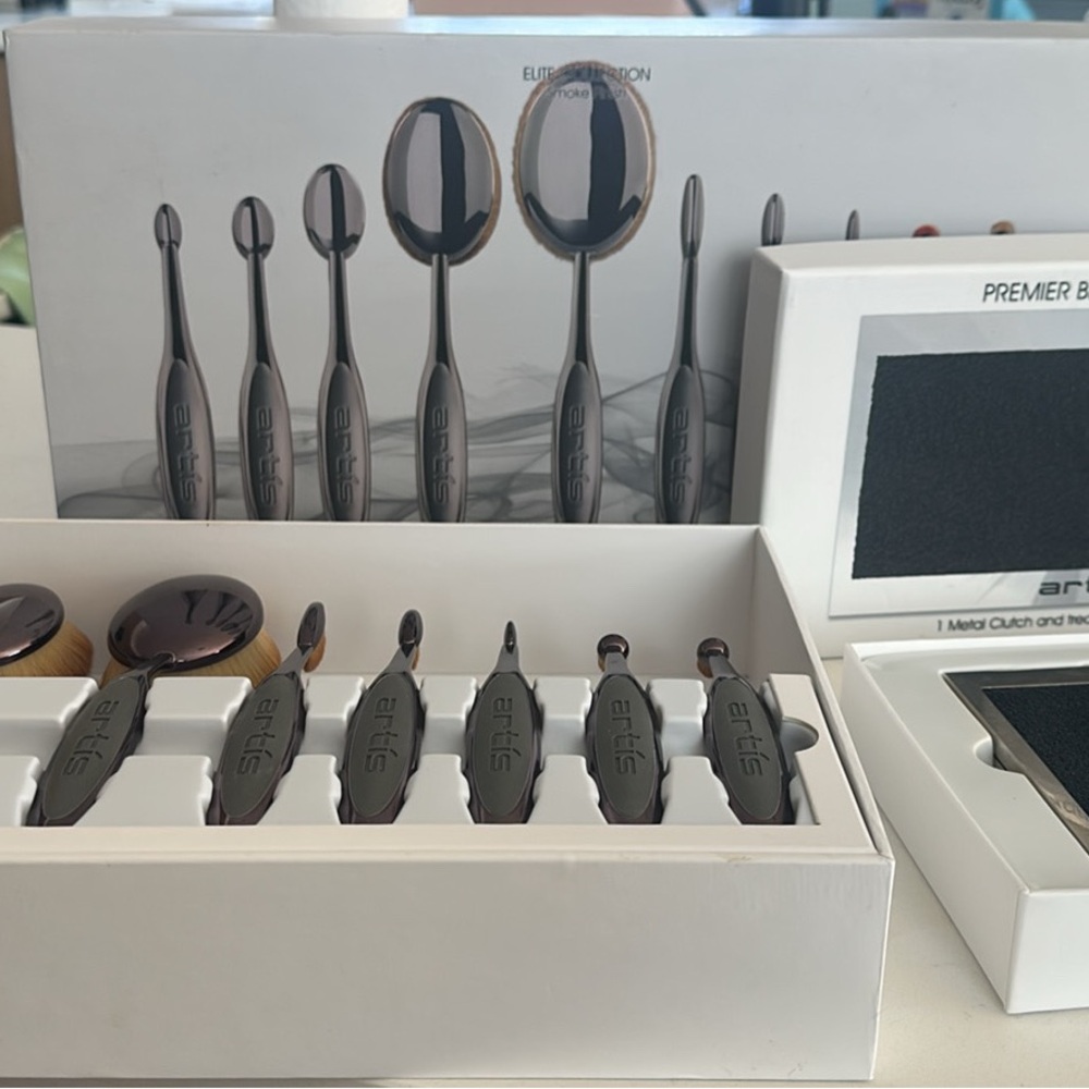 Artís Brush Set + Cleansing Pad